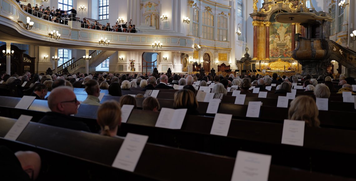 Blick in das Kircheninnere mit Gästen