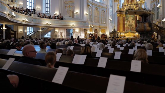 Blick in das Kircheninnere mit Gästen