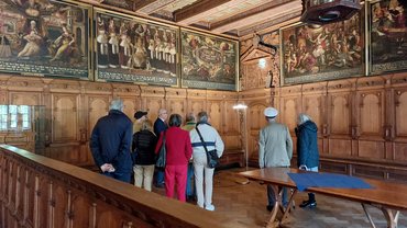 Die Gruppe folgt einer Führung durch das Lüneburger Rathaus