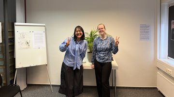 Die Gewinnerinnen des Wettbewerbs lächeln in die Kamera