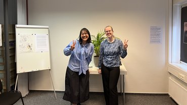Die Gewinnerinnen lächeln in die Kamera und zeigen das Zeichen für Frieden