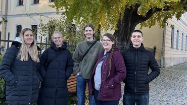 Die Jugendgruppe lächelt in die Kamera