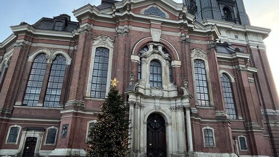 Hauptkirche St. Michaelis mit Tannenbaum 