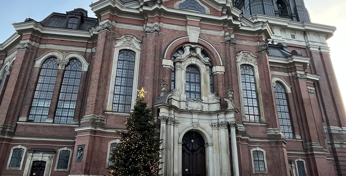 Hauptkirche St. Michaelis mit Tannenbaum 
