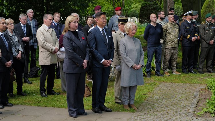 Vertreterinnen und Vertreter des Konsularischen Korps hören den Vortragenden zu 